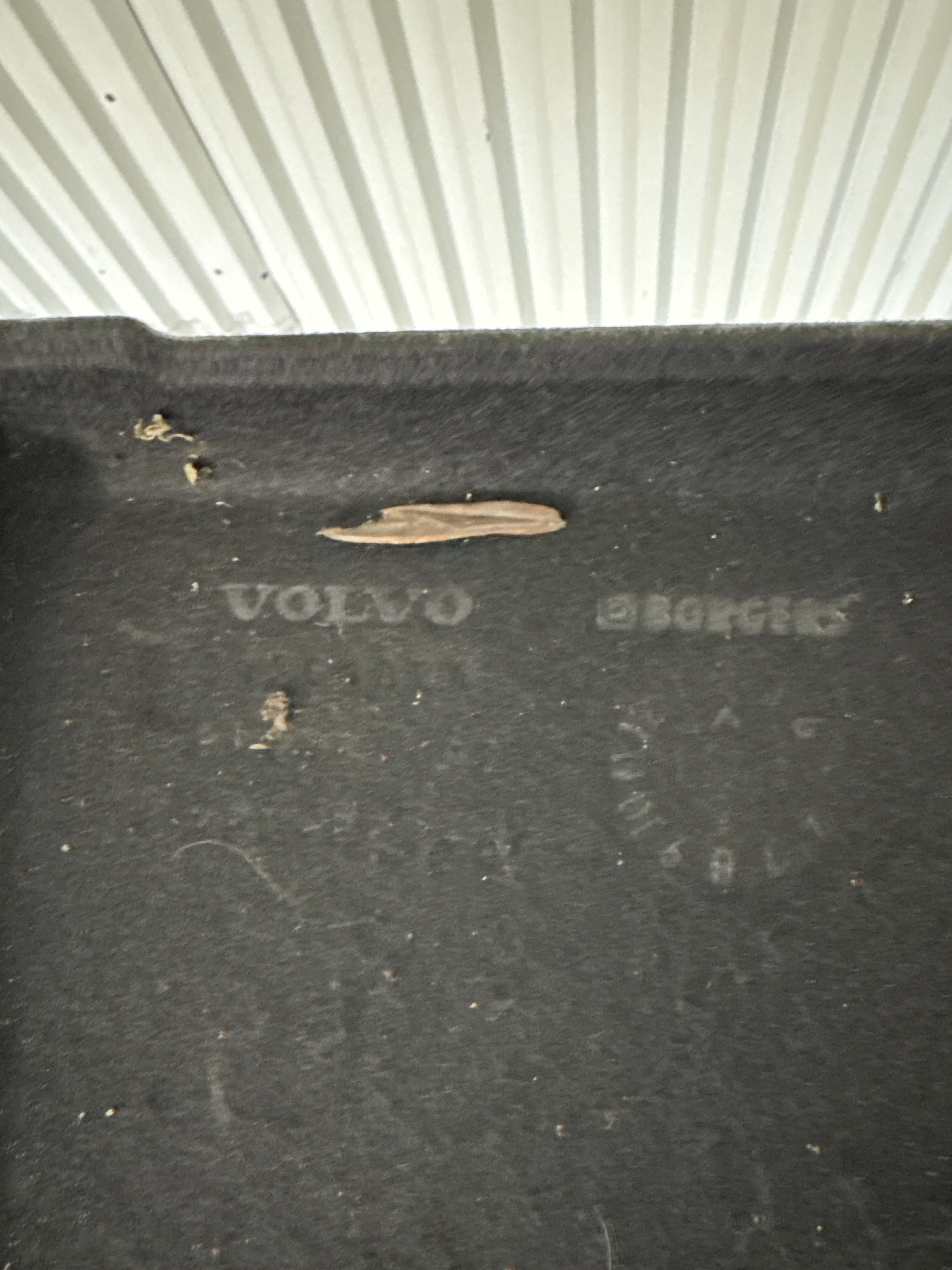 CONSOLLE POSTERIORIORE CAPPELLIERA NERA USATA VOLVO V40 cod. 31389389