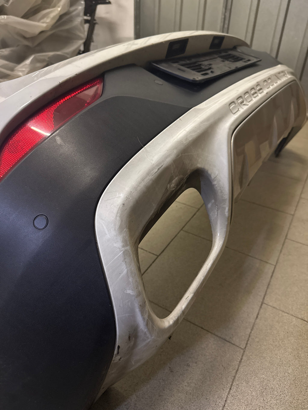 PARAURTI POSTERIORE VOLVO V40 Cross Country colore 61400 - WHITE SOLID (ICE WHITE) cod. 39824391 - 31383640 - 39814659