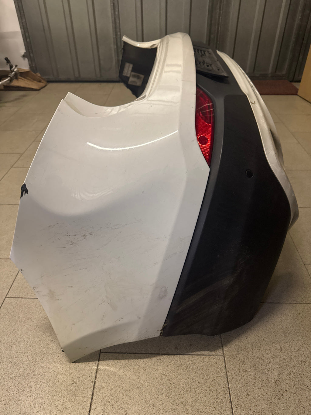 PARAURTI POSTERIORE VOLVO V40 Cross Country colore 61400 - WHITE SOLID (ICE WHITE) cod. 39824391 - 31383640 - 39814659