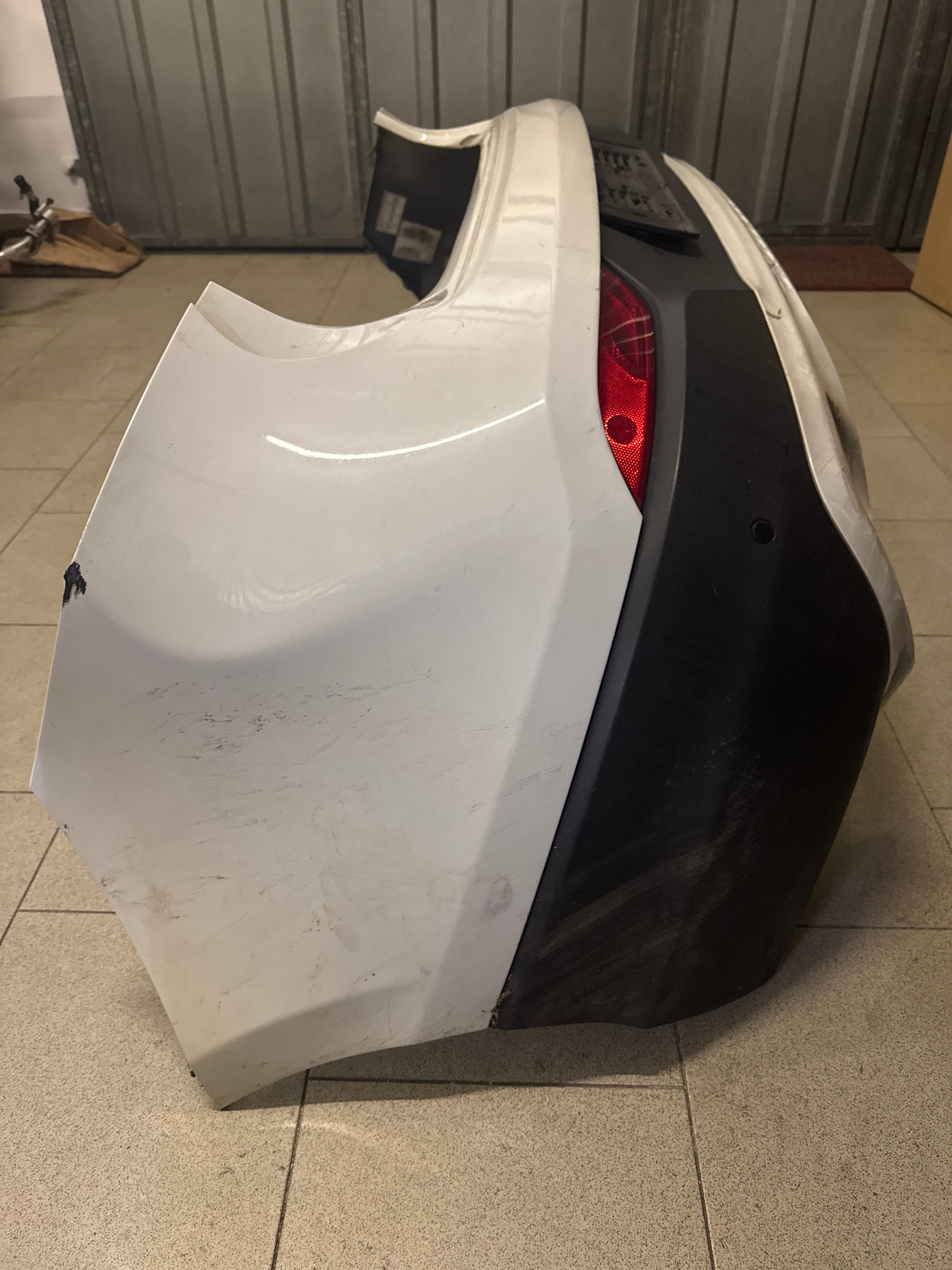 PARAURTI POSTERIORE VOLVO V40 Cross Country colore 61400 - WHITE SOLID (ICE WHITE) cod. 39824391 - 31383640 - 39814659