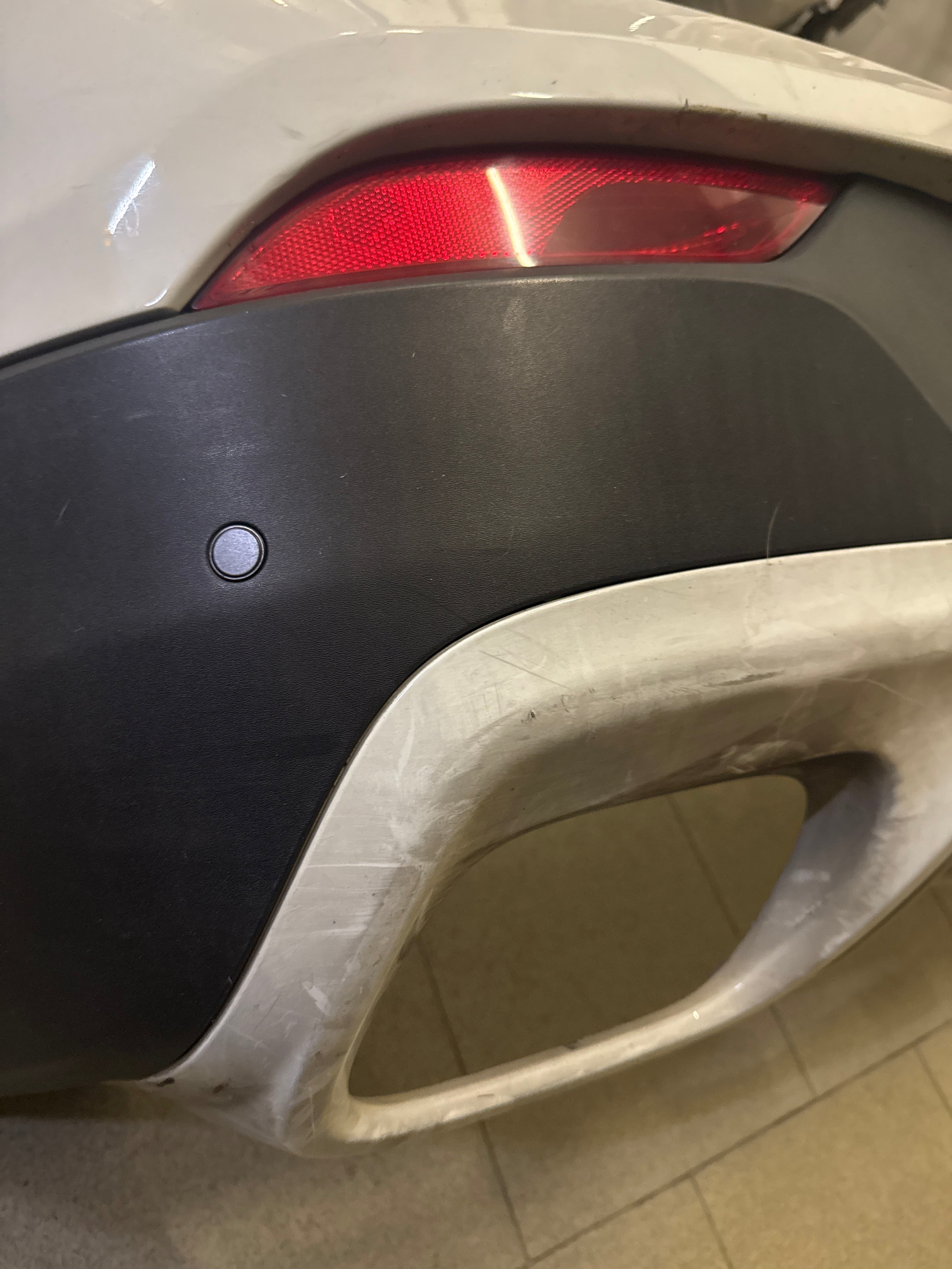 PARAURTI POSTERIORE VOLVO V40 Cross Country colore 61400 - WHITE SOLID (ICE WHITE) cod. 39824391 - 31383640 - 39814659