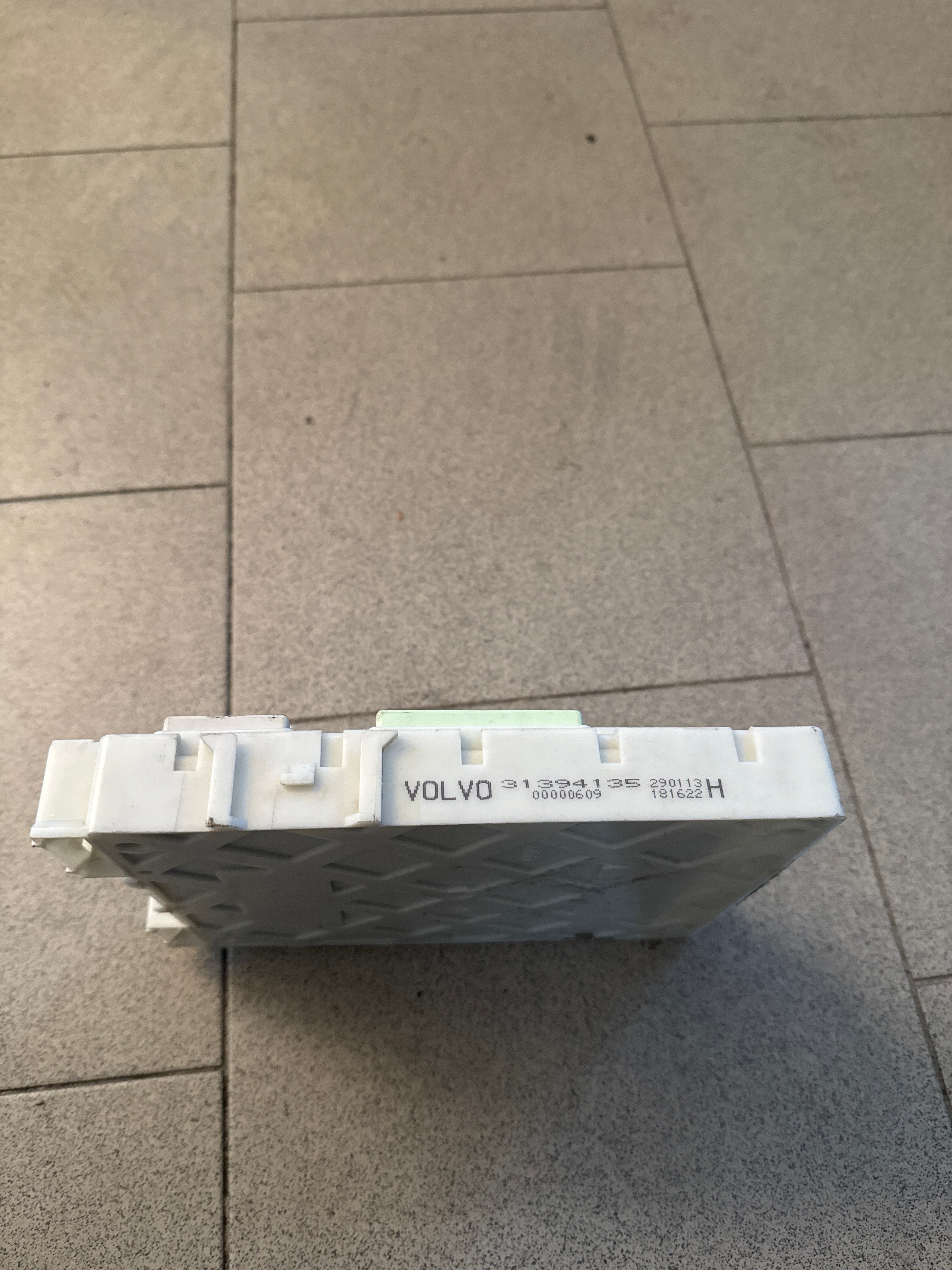 SCATOLA FUSIBILI USATA VOLVO V40 cod. 31394963