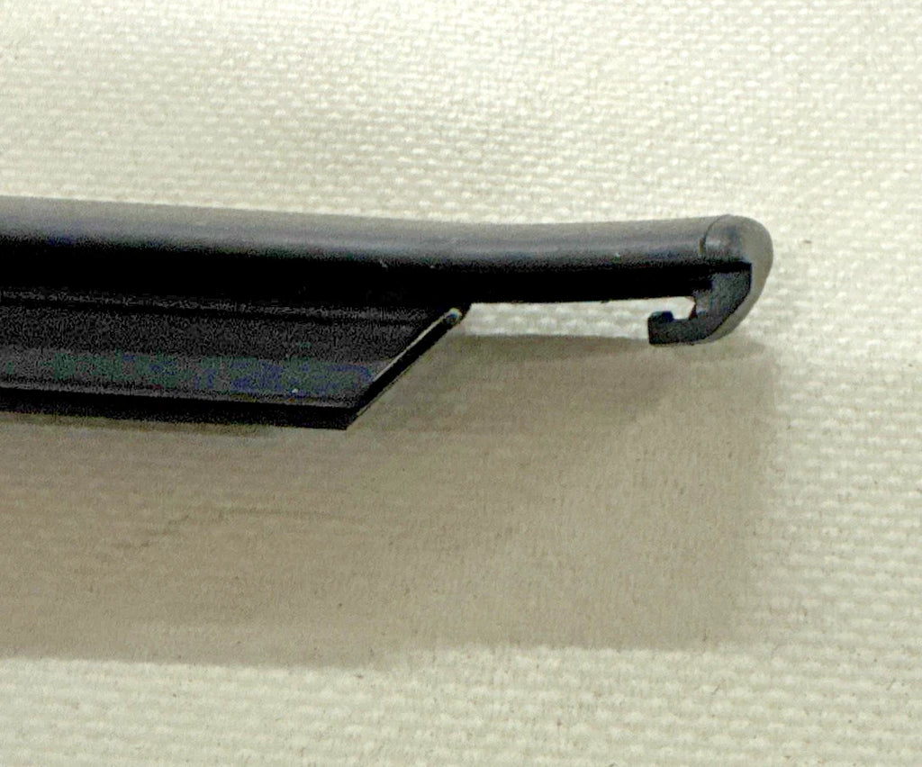 RASCHIAVETRO ESTERNO PORTA POSTERIORE SINISTRO BMW SERIE E  E90 COD. 51347060249