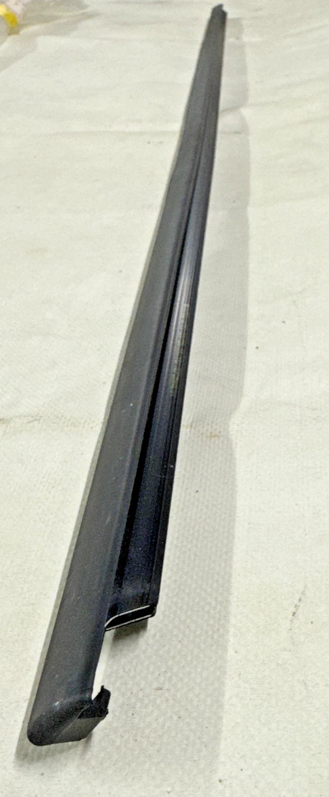 RASCHIAVETRO ESTERNO POSRTA ANTERIORE DESTRA BMW SERIE 3 (E90) COD. 51337060236