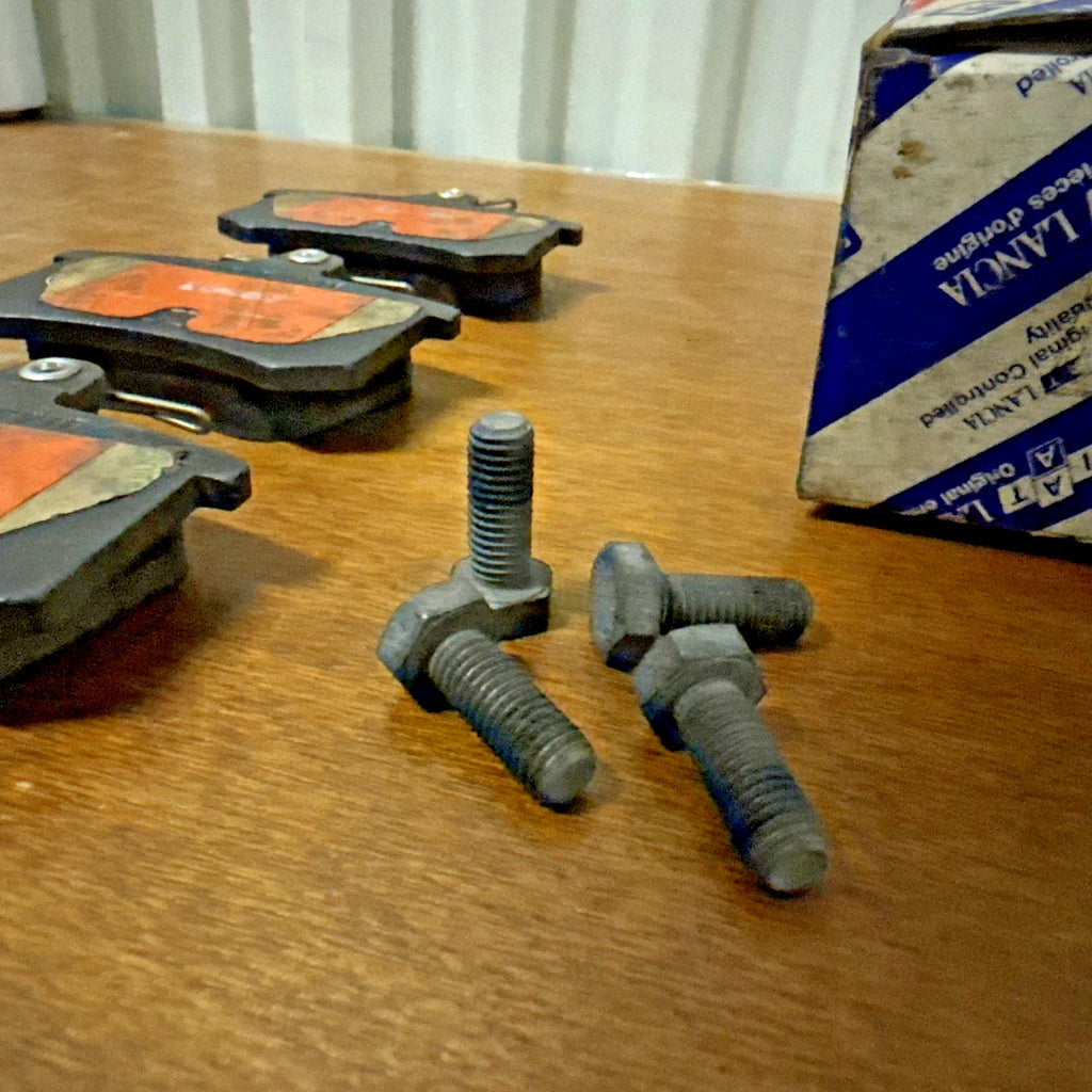 KIT PASTIGLIE FRENI POSTERIORI ORIGINALI FIAT CROMA / LANCIA THEMA COD. 9945629