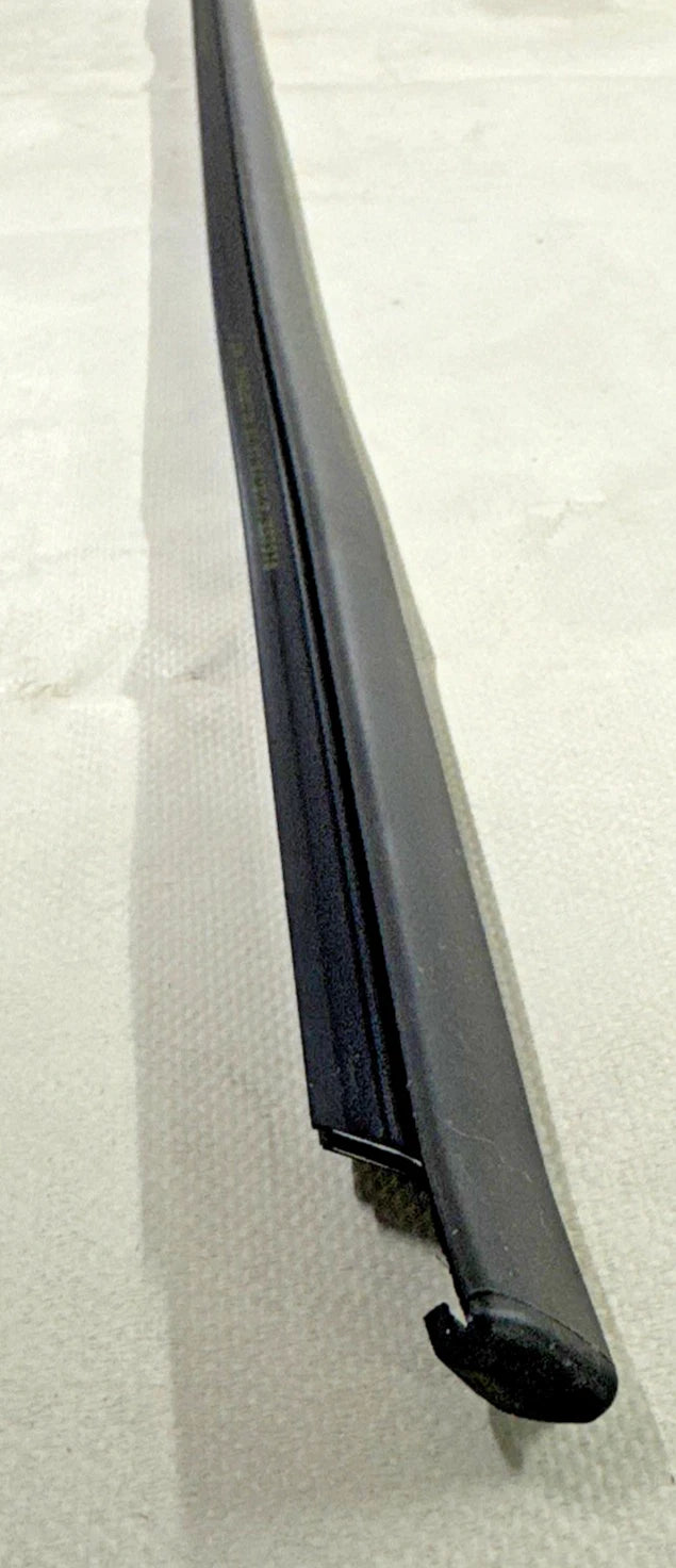 RASCHIAVETRO ESTERNO PORTA POSTERIORE SINISTRO BMW SERIE E  E90 COD. 51347060249