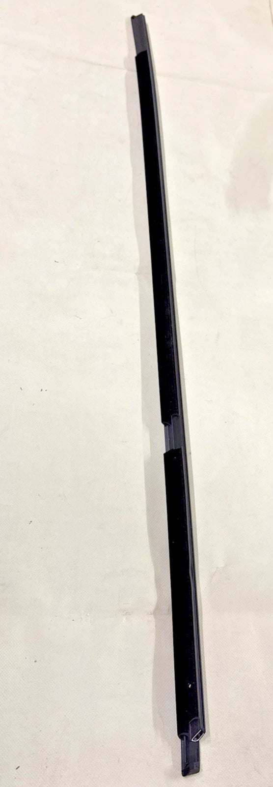 RASCHIAVETRO ESTERNO PORTA POSTERIORE SINISTRO BMW SERIE E  E90 COD. 51347060249