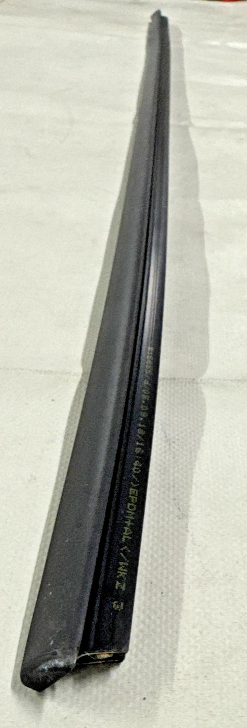 RASCHIAVETRO ESTERNO PORTA POSTERIORE SINISTRO BMW SERIE E  E90 COD. 51347060249