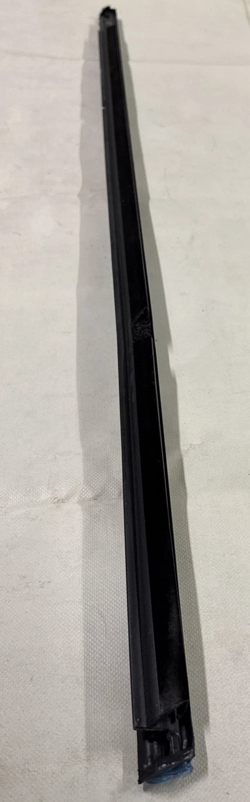 GUARNIZIONE RASCHIAVETRO PORTA ANT. SINISTRA ORIGINALE FIAT 500X  COD. 51937061