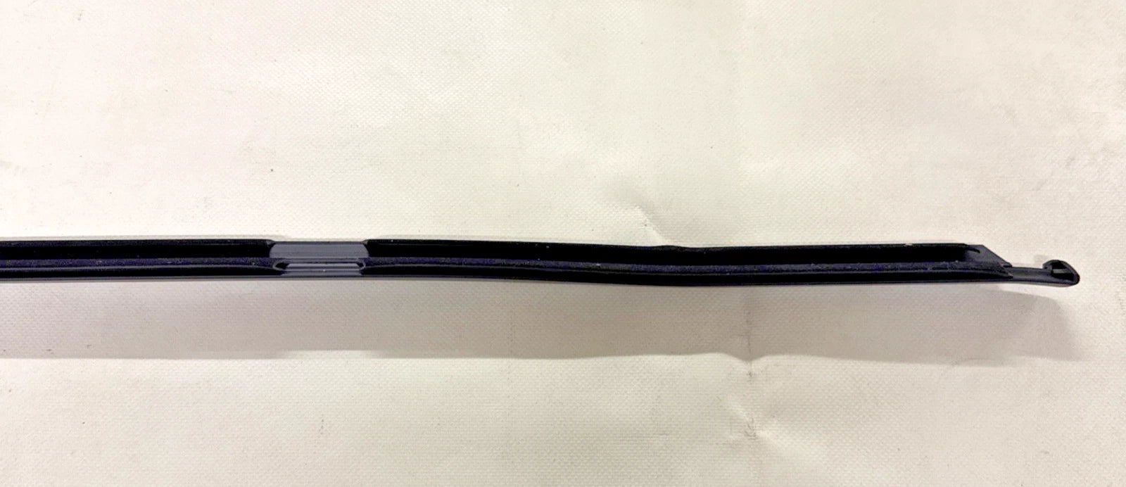 RASCHIAVETRO ESTERNO PORTA POSTERIORE SINISTRO BMW SERIE E  E90 COD. 51347060249