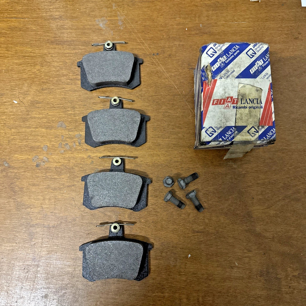 KIT PASTIGLIE FRENI POSTERIORI ORIGINALI FIAT CROMA / LANCIA THEMA COD. 9945629