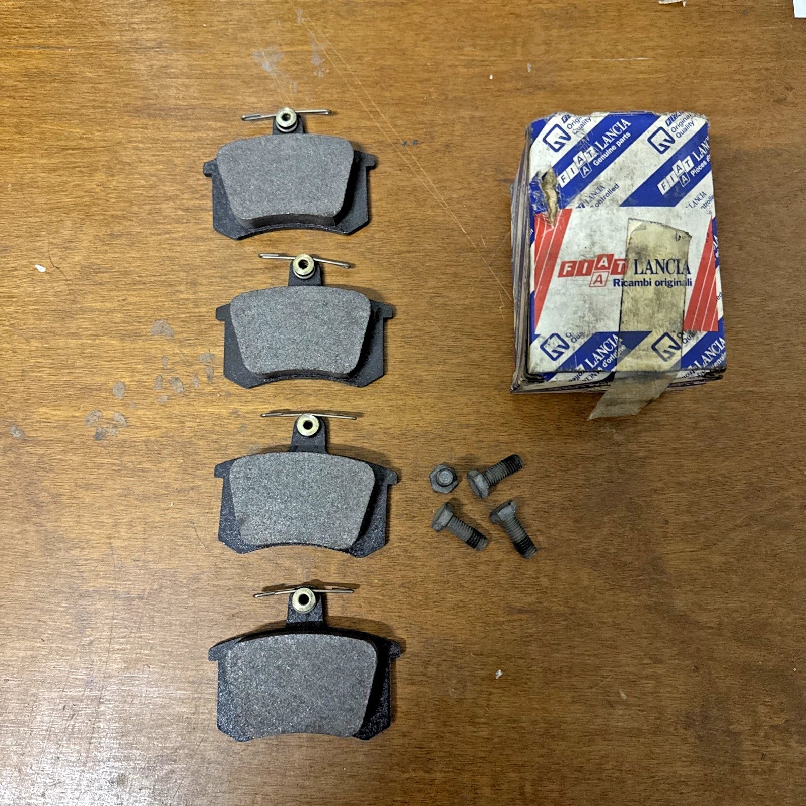 KIT PASTIGLIE FRENI POSTERIORI ORIGINALI FIAT CROMA / LANCIA THEMA COD. 9945629