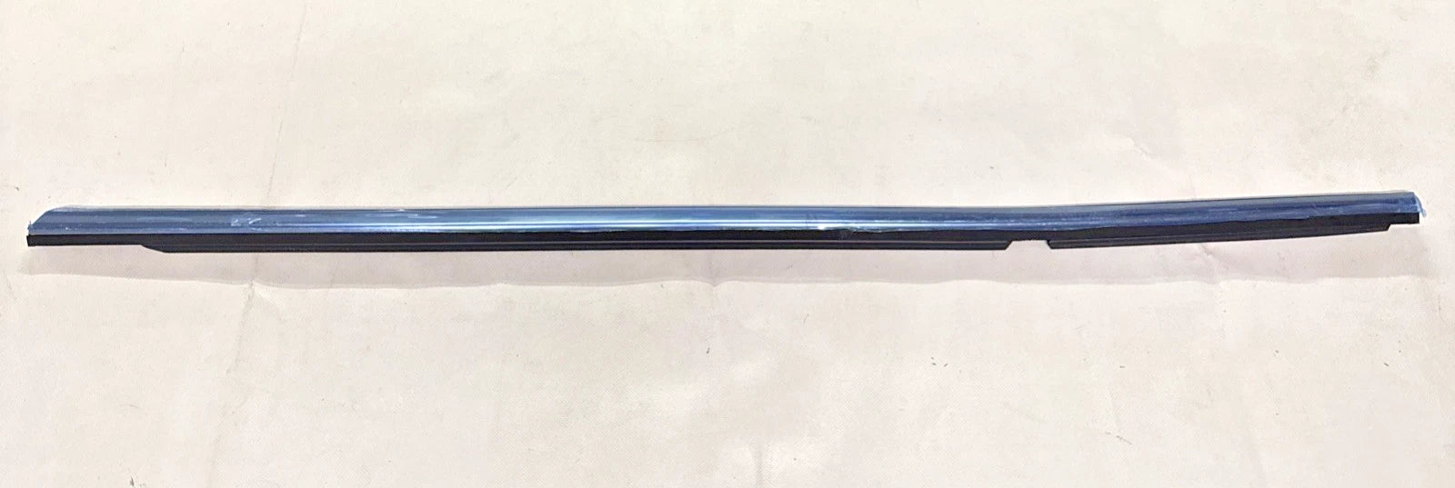 GUARNIZIONE RASCHIAVETRO PORTA ANT. SINISTRA ORIGINALE FIAT 500X  COD. 51937061