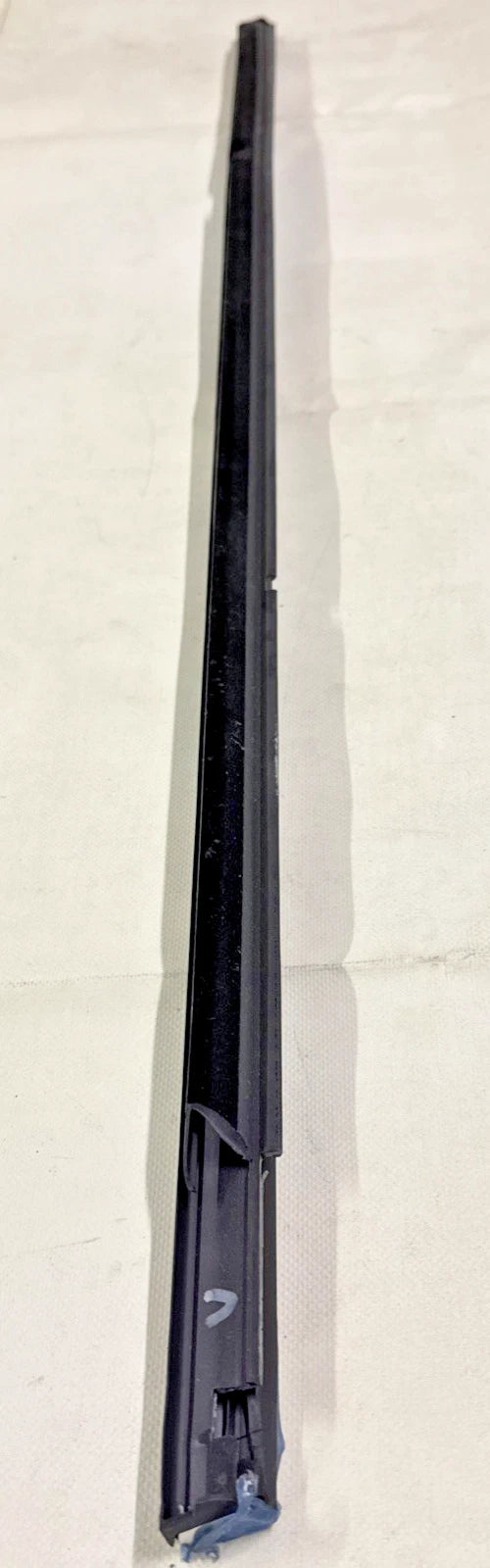 GUARNIZIONE RASCHIAVETRO PORTA ANT. SINISTRA ORIGINALE FIAT 500X  COD. 51937061