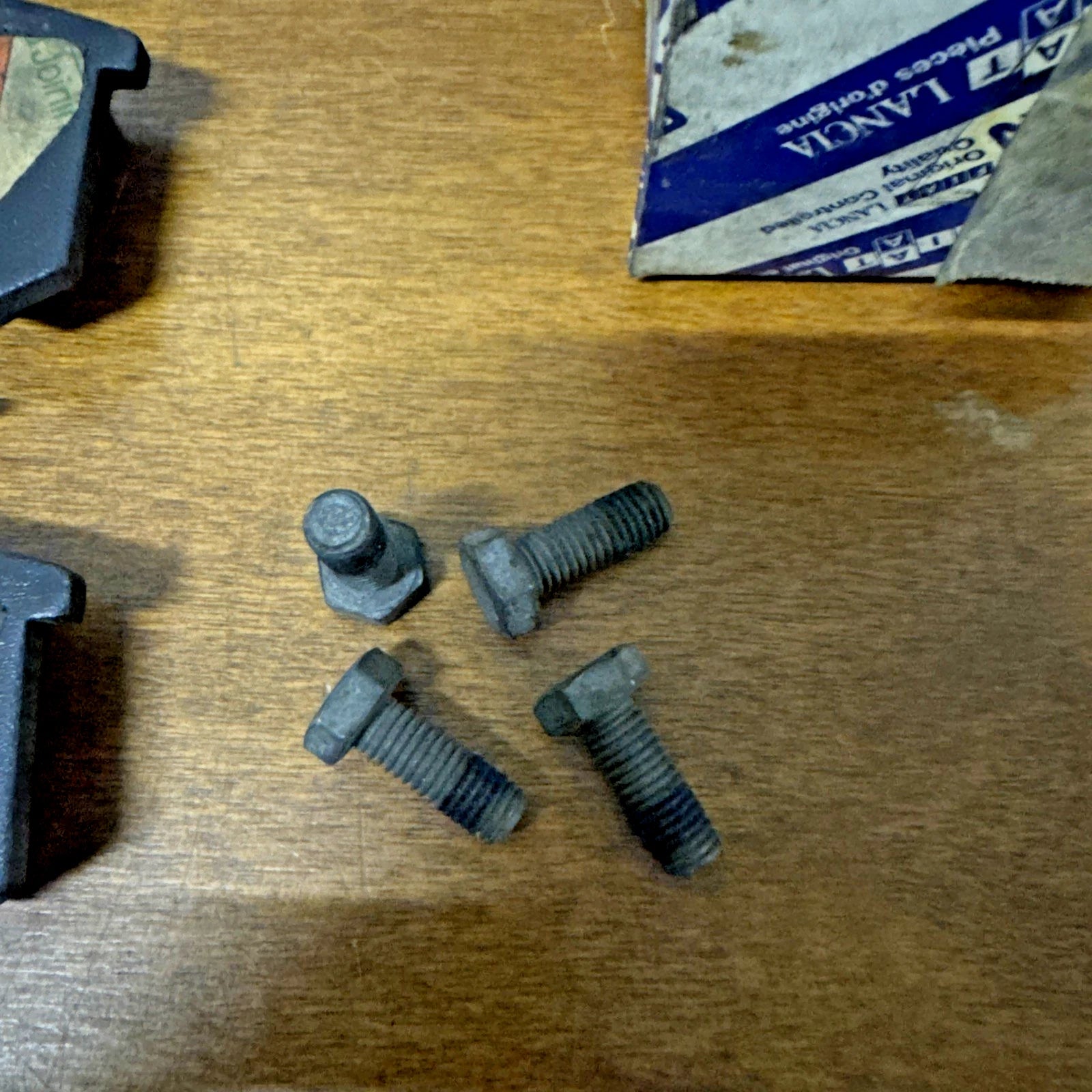 KIT PASTIGLIE FRENI POSTERIORI ORIGINALI FIAT CROMA / LANCIA THEMA COD. 9945629