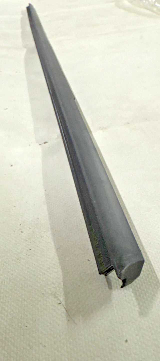 RASCHIAVETRO ESTERNO POSRTA ANTERIORE DESTRA BMW SERIE 3 (E90) COD. 51337060236